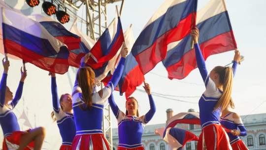День Государственного флага РФ в Вологде отметили фестивалем национальных культур и концертной программой